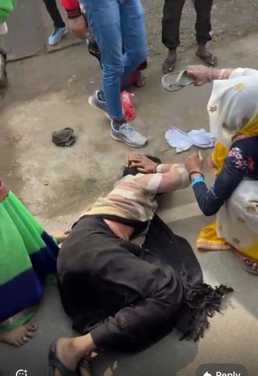 दबंगों ने दलित महिला को बीच सड़क पर चप्पलों से पीटा
