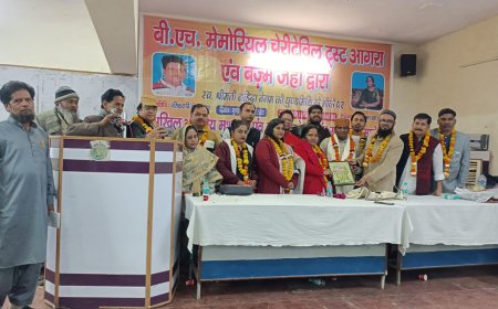 कवि सम्मेलन और मुशायरे में सियासत पर खूब कसे गए तंज