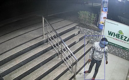 पश्चिमपुरी पुलिस चौकी के पास चोरों ने एक साथ छह दुकानें कर दीं साफ