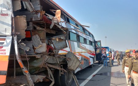 यमुना एक्सप्रेस वे खड़ी बस से टकराई दूसरी बस, तीन मरे, दो दर्जन घायल