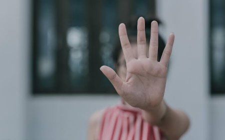 मैम अपने लड़के को साथ लाती हैं, वो हमारे प्राइवेट पार्ट छूता है