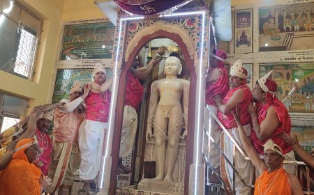 भगवान बाहुबली के महामस्तिकाभिषेक में हेलीकॊप्टर से बरसाए गए फूल