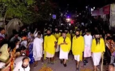 दस दिन बाद शुरू हुई संत प्रेमानंद की रात्रि यात्रा  में दीवाली जैसा माहौल