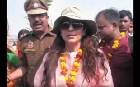 जूही चावला ने भी संगम में लगाई पवित्र डुबकी