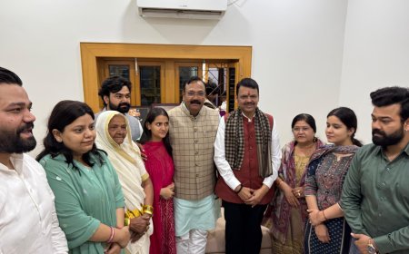 महाराष्ट्र के सीएम फड़णवीस आगरा पहुंचे, सांसद चाहर के आवास पर गए