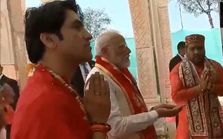 धीरेंद्र शास्त्री की मां से बोले मोदी-आपके मन में क्या है, उसकी पर्ची मेरे पास