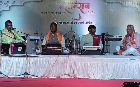 ताज महोत्सव में कन्हैया मित्तल के भजनों की रही धूम, सदर में भी गूंजे भोले के भजन