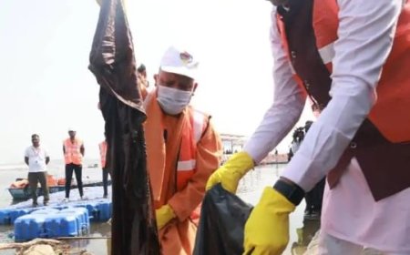 सीएम ने महाकुम्भ में की सफाई, मौर्य ने बैग पकड़ा तो योगी ने कूड़ा डाला