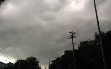 आगरा में मौसम ने फिर पलटी मारी, बादल छाए, ठंडी हवा चल रही