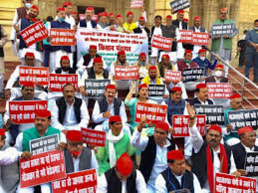 बजट सत्र से पहले विधान सभा के बाहर सपा विधायकों का प्रदर्शन