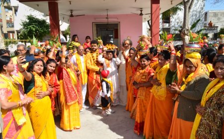 पीत वस्त्र धारण कर श्रद्धालुओं ने निकाली कलश यात्रा