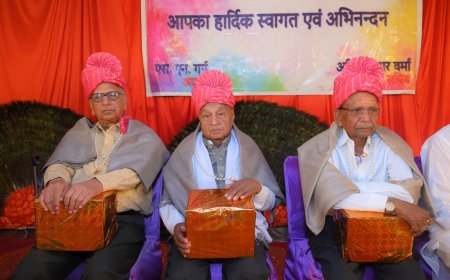 होली मिलन समारोह में रंगारंग प्रस्तुतियों के बीच सम्मानित किए सीनियर पेंशनर्स