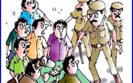 जुए की फड़ पर छापा मारकर पुलिस ने 11 जुआरी दबोचे