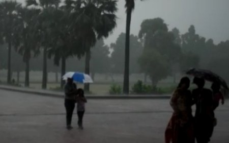 आगरा के आसमान में काले बादलों की गड़गड़ाहट, बिजली चमक रही, बूंदाबांदी भी