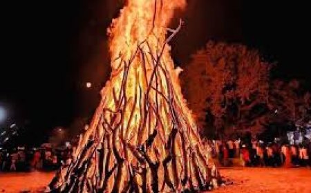 जयकारों के साथ हजारों स्थानों पर हुआ होलिका दहन, पुलिस सजग दिखी