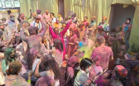 होरी खेलूंगी श्याम संग जाय, सखी री बड़े भाग से फागुन आयो री….