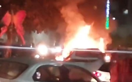 सर्किट हाउस चौराहे पर चलती कार धू-धू कर जल उठी, मची अफरातफरी