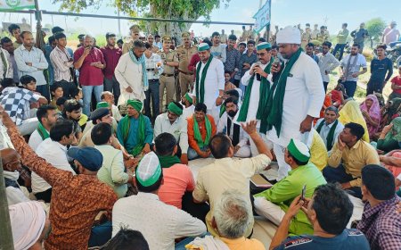 इनर रिंग रोड की अधिग्रहीत भूमि के मुआवजे के लिए किसानों का प्रदर्शन