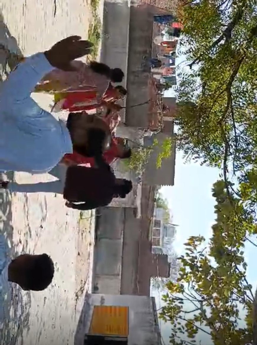 आगरा के एक स्कूल में दो शिक्षिकाओं के बीच चले डंडे