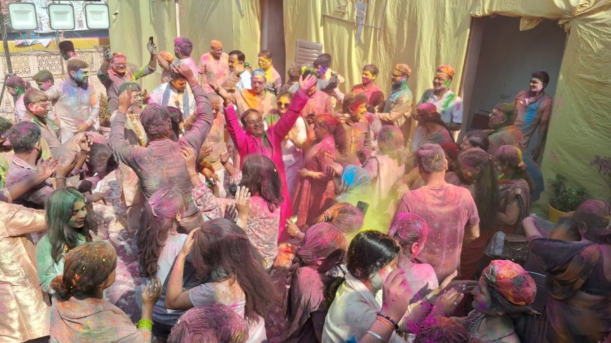 होरी खेलूंगी श्याम संग जाय, सखी री बड़े भाग से फागुन आयो री….