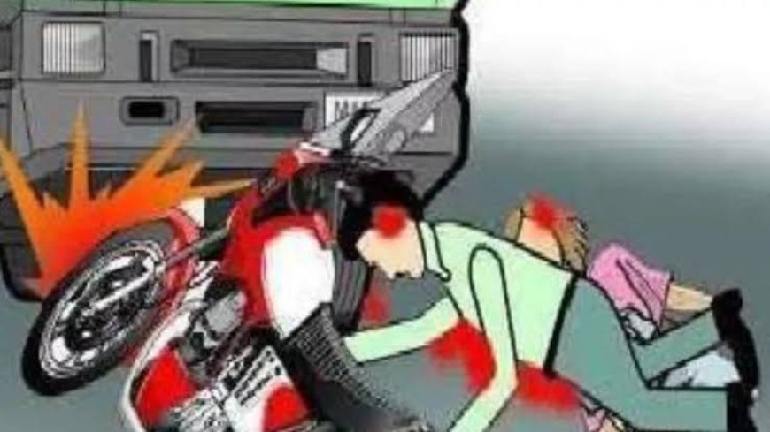 जलेसर रोड पर ट्रक से टकराई बाइक, बालक की मौत, युवक घायल