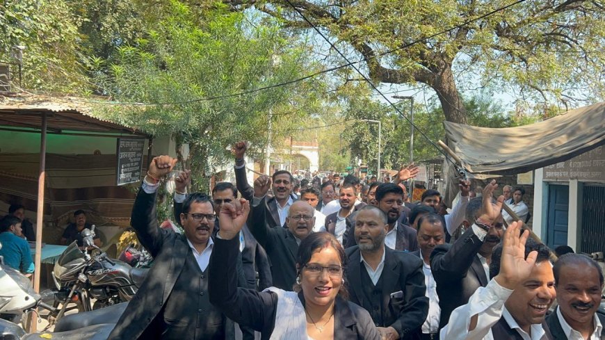 लखनऊ में वकीलों पर लाठीचार्च, आगरा में निकाला गया विरोध जुलूस