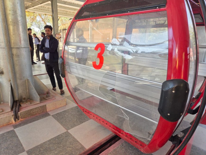 बरसाना रोपवे की तीन ट्रॊलियां नीचे आ गिरीं, 18 श्रद्धालु बाल-बाल बचे   