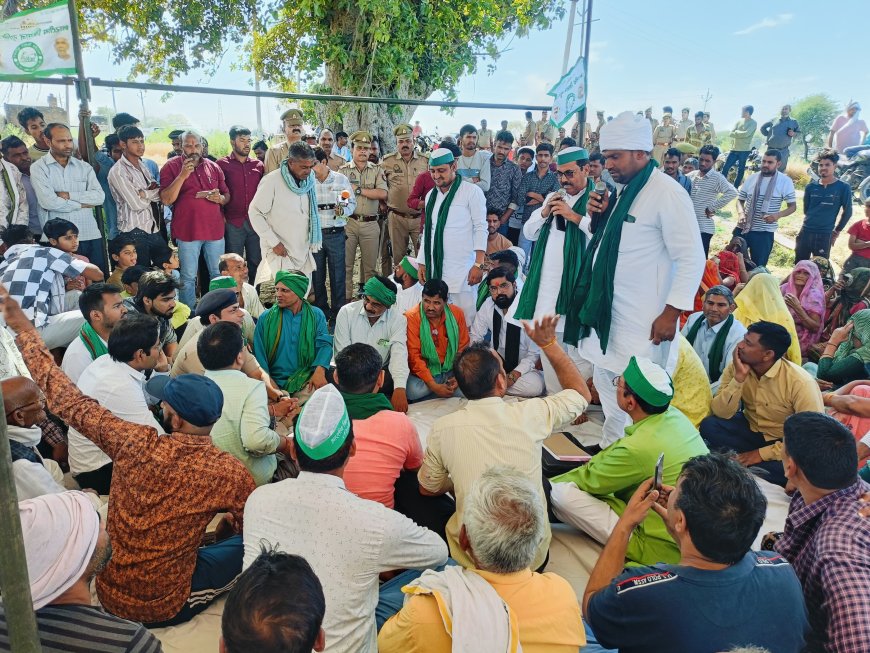 इनर रिंग रोड की अधिग्रहीत भूमि के मुआवजे के लिए किसानों का प्रदर्शन