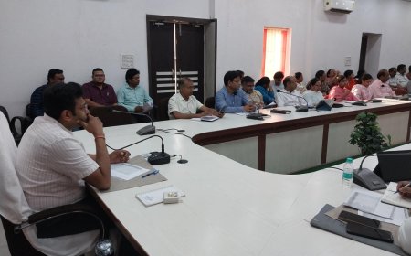 जनसमस्याओं के निस्तारण में लापरवाही पर डीएम ने कई अधिकारियों से किया जवाब तलब