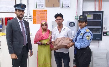 आगरा मेट्रो के खोया-पाया सेल ने यात्री को लौटाया कीमती मोबाइल फोन और बैग