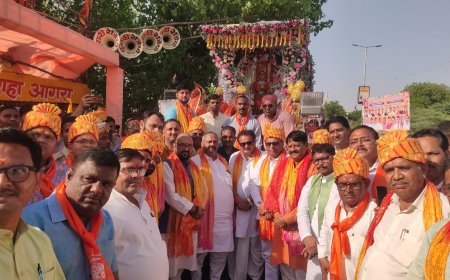 दक्ष कन्या मां भगवती की भव्य शोभायात्रा निकली तो राहगीर भी रुक गये   