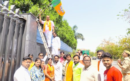 भाजपा स्थापना दिवस पर राज्यसभा सांसद नवीन जैन ने फहराया पार्टी ध्वज