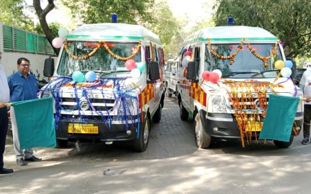 आगरा को मिली एम्बुलेंस-102 की 17 नई गाड़ियों की सौगात