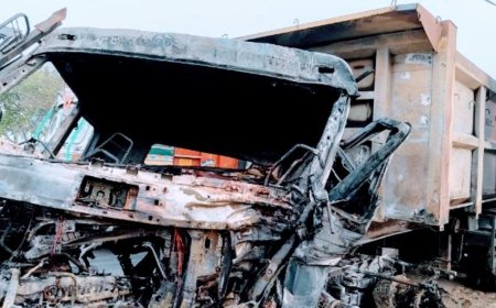 कैंटर से भिड़ंत के बाद डंपर में लगी आग में चालक की जलकर मौत