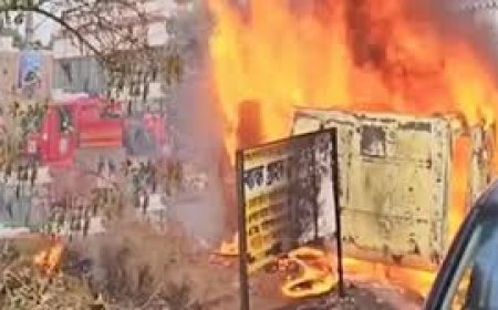 वक्फ कानून को लेकर मुर्शिदाबाद में प्रदर्शन के दौरान हिंसा, पुलिस के वाहन फूंके