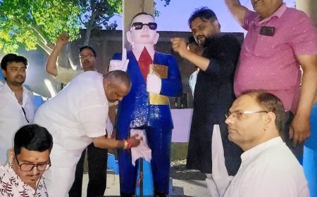 एमएलसी विजय शिवहरे ने डॉ. अंबेडकर की सफाई करने के बाद किया नमन