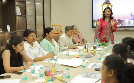 आगरा में अभिव्यंजक कला चिकित्सा कार्यशाला, तूलिका के रंगों से सजा मन