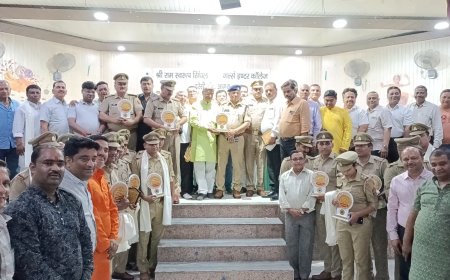 आगरा के व्यापारियों ने पुलिस अधिकारियों का किया सम्मान