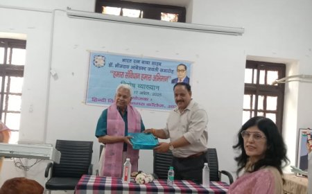 आगरा कॉलेज में हुआ व्याख्यान, विद्यार्थियों में जागी संवैधानिक चेतना