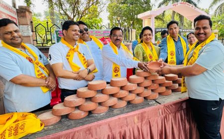 पक्षियों के लिए दाना-पानी रखने को  राहगीरों को बांटे मिट्टी के कुण्ड