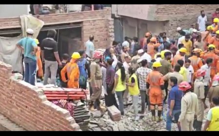 दिल्ली में चार मंजिला इमारत गिरी, चार शव बरामद, दस के फंसे होने की आशंका