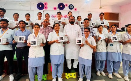 मुफ्त टैबलेट पाकर डेढ़ सौ नर्सिंग प्रशिक्षुओं के चेहरे खिल उठे