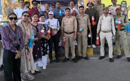 परोपकार कार्यक्रम में ट्रैफिक पुलिसकर्मियों को दी गईं पानी ठंडा रखने वाली बोतलें