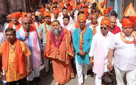 लोहामंडी क्षेत्र में निकाली गई सनातन पदयात्रा, पुष्पवर्षा से हुआ स्वागत