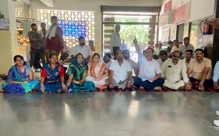 बसपा पार्षदों ने नगर आयुक्त के खिलाफ मोर्चा खोला, निगम में धरने पर बैठे