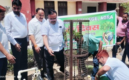 पृथ्वी दिवस के मौके पर आगरा कॉलेज में पर्यावरणीय संकट पर परिचर्चा, वृक्ष भी रोपे गये