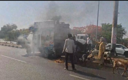 आगरा में बकरियों से भरी गाड़ी में लगी भीषण आग, राहगीरों ने किया रेस्क्यू