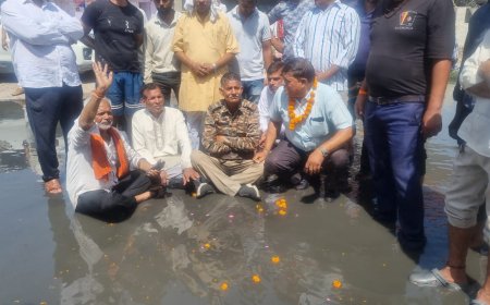 ग्वालियर हाईवे पर लोगों के साथ गंदे पानी में धरने पर बैठ गये कांग्रेस जिलाध्यक्ष