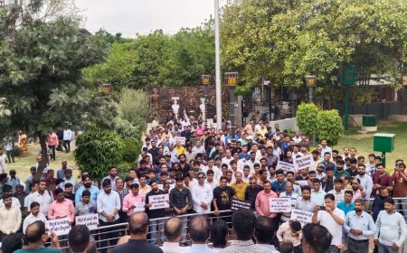 पहलगाम आतंकी हमले का विरोधः संजय प्लेस में दो घंटे नहीं उठे शटर, विरोध मार्च