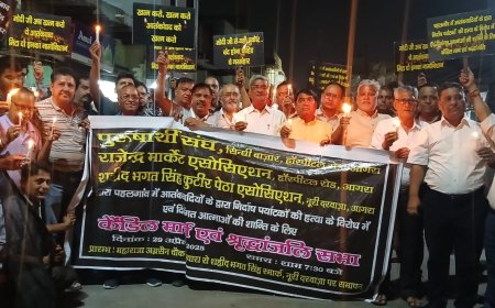 आगरा में आतंकी हमले के खिलाफ मोमबत्तियां जलाकर एकजुटता का संदेश